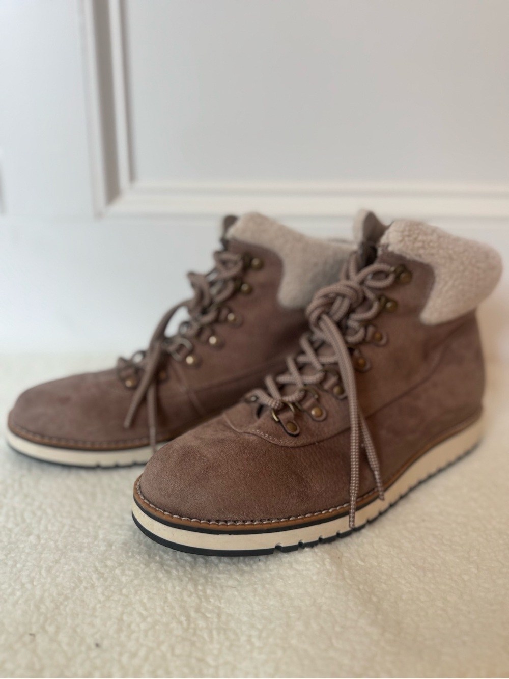 Women’s White Mountain Ankle Boots with Shearling Collar